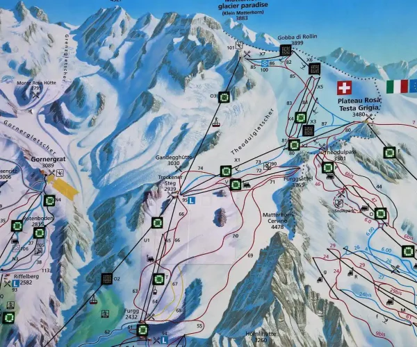 Map of the ski runs in the Zermatt and Plateau Rosa alpine region, with lifts and downhill routes.